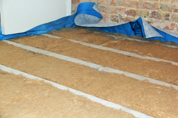 Fitting natural insulation. Thermo Hemp Combi Jute installed between joists