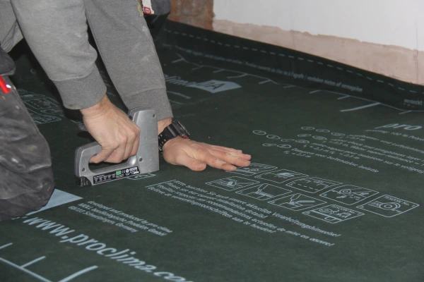 Sealing the airtight layer prior to re-relaying finished floor covering