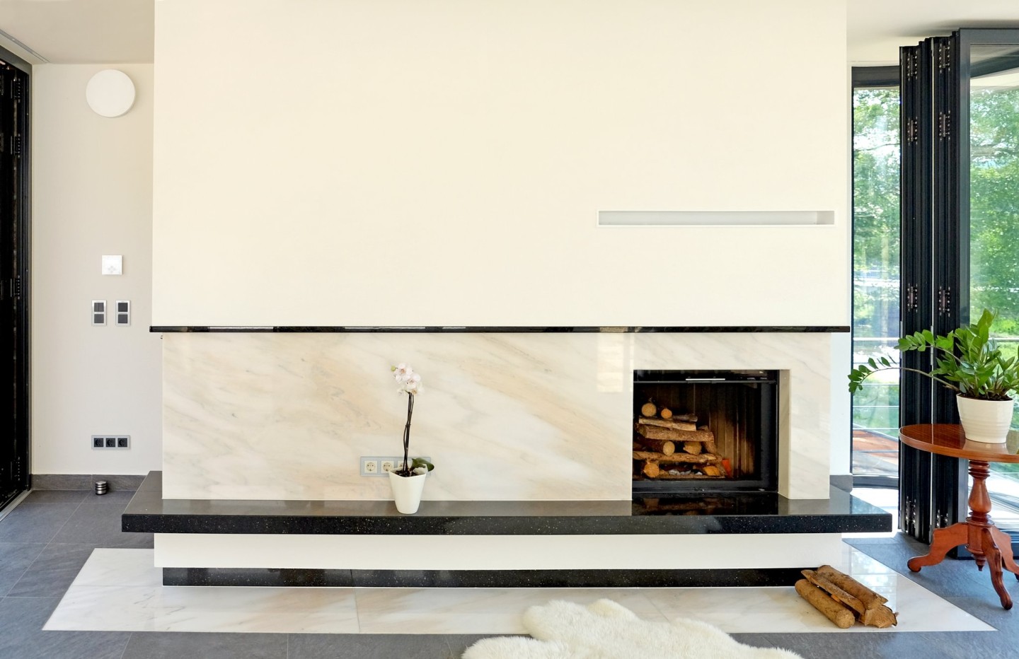 A living room with cream walls ventilated by Inventer decentralised ventilation