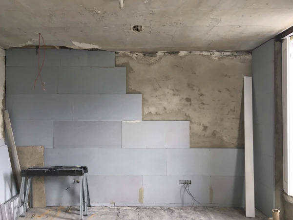 Calsitherm calcium silicate board on a level surface of Diathonite Evolution thermal plaster