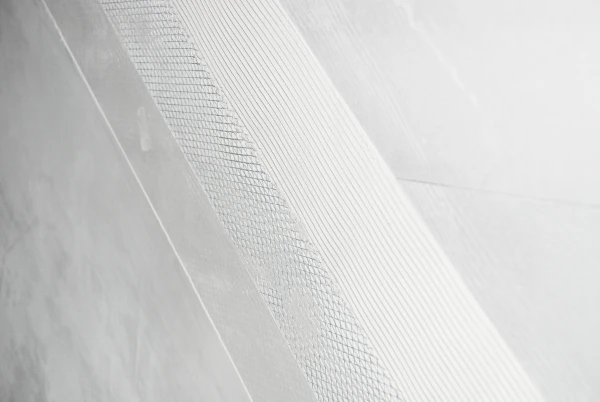 Layered view of Calsitherm finishing plaster with embedded fibreglass mesh