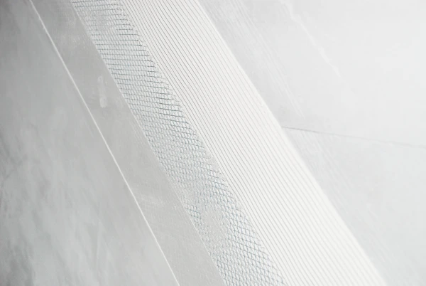 Cross section of a wall showing different layers of Clima Redboard system including mesh embedded between first and second coat of smoothing plaster.