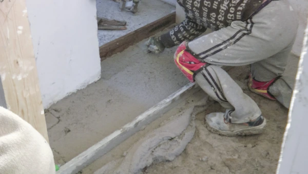 Diathonite Screed being hand finished with a trowel