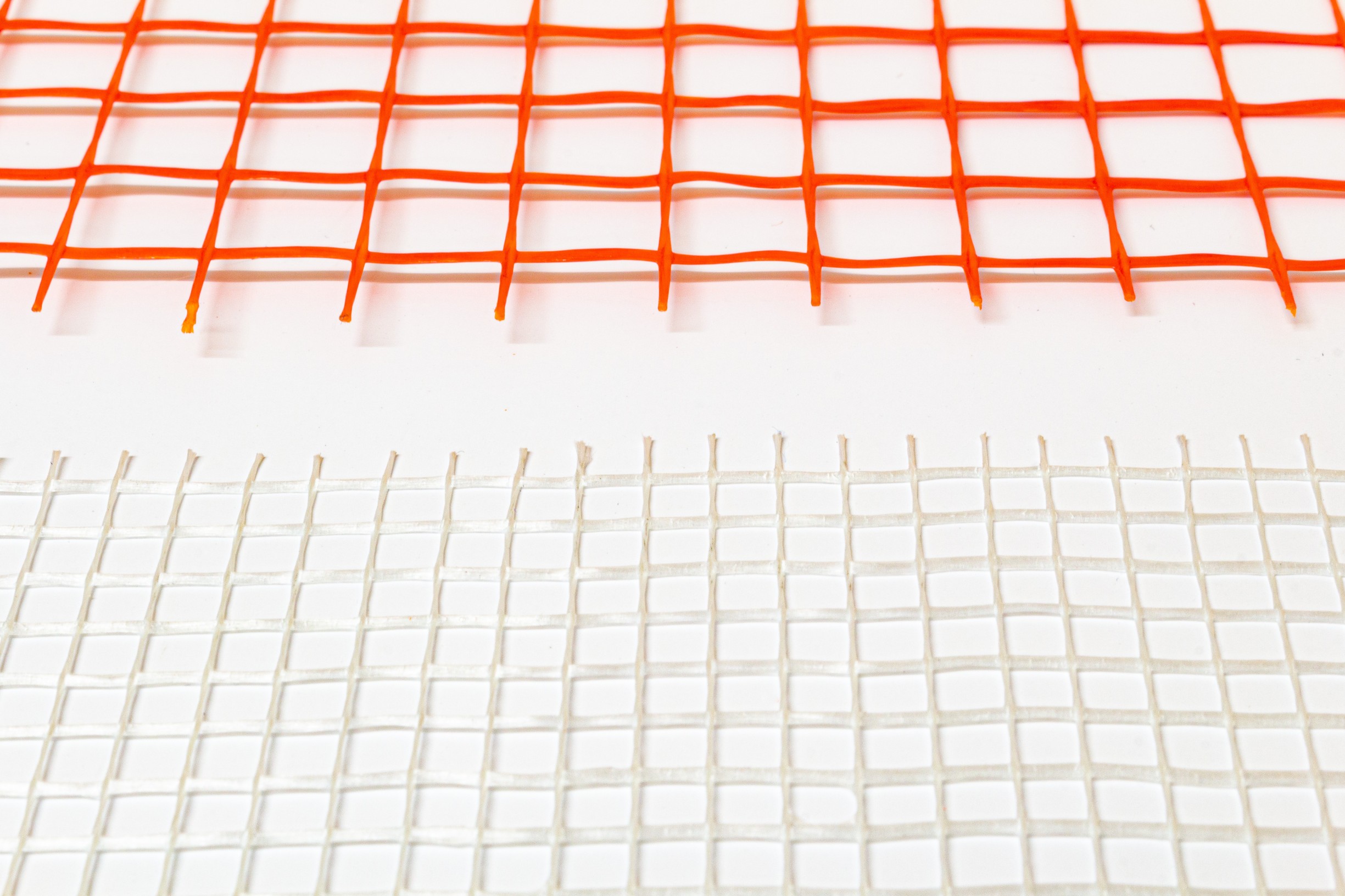 Shows the difference in mesh size between Polites 140 (orange) and Polites 80 (white)