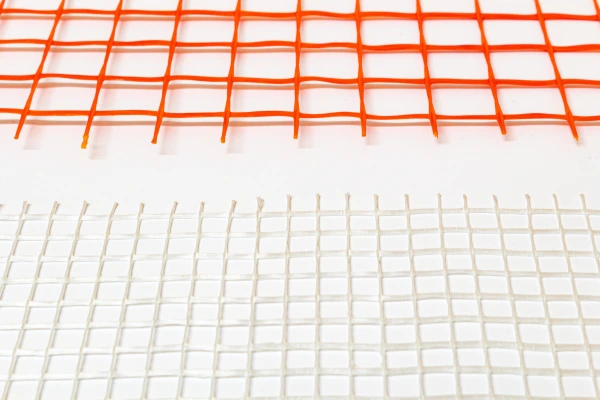 Shows the difference in mesh size between Polites 140 (orange) and Polites 80 (white)
