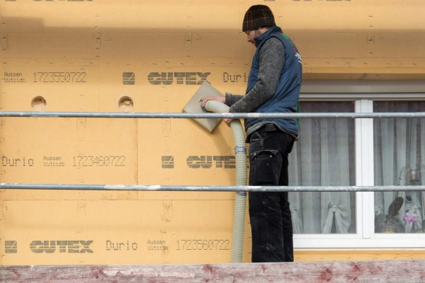 Thermofibre being spray injected into a void in Gutex insulation boards