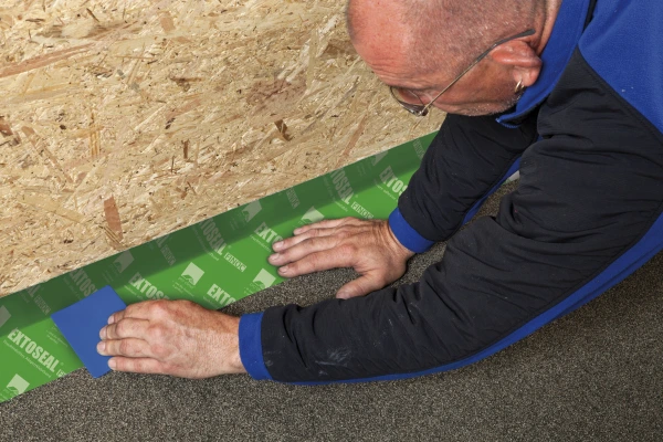 A Pressfix ensures Extoseal Finoc is pressed right into the corner junction between the timber wall and masonry floor to avoid air pockets and ensure a permanent watertight adhesion seal