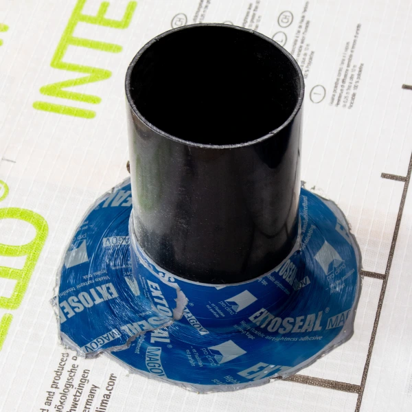 Fig. 24. Pro Clima Extoseal Magov example use on a large pipe