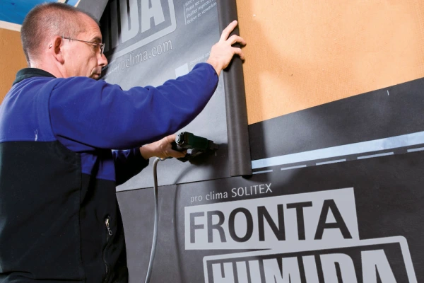 Fronta Humida membranes being fixed with 16mm galvanised staples.