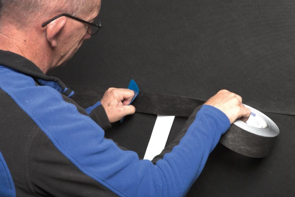 Using a Pressfix tool with Tescon Invis to achieve the best bond on Solitex Fronta Quattro membrane overlaps