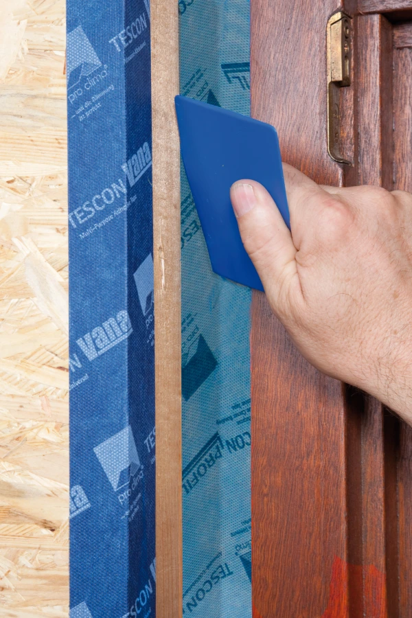 A Pressfix Tool being used to ensure maximum adhesion of Tescon Profil 