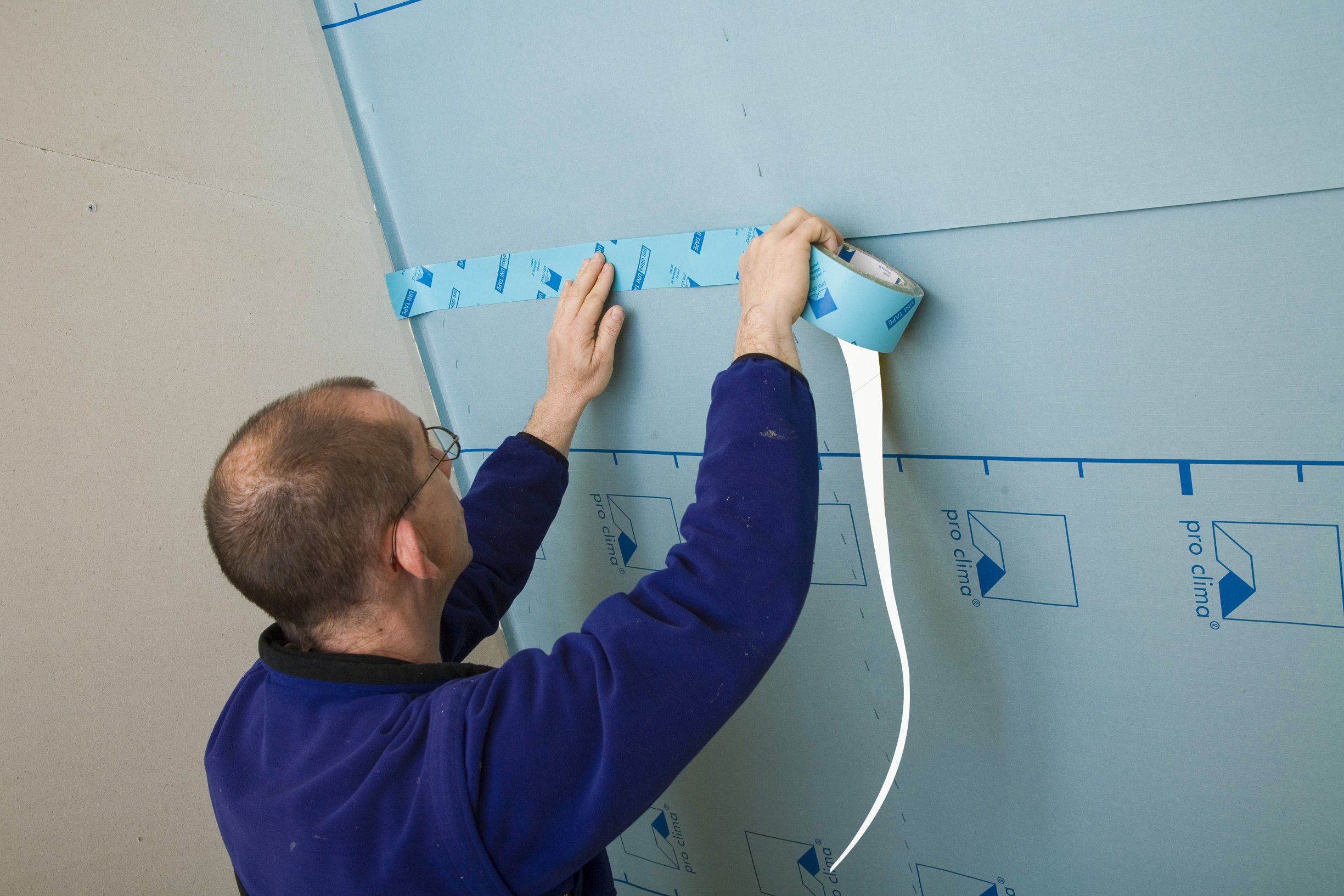 Uni Tape sealing the overlaps on DB+ membrane