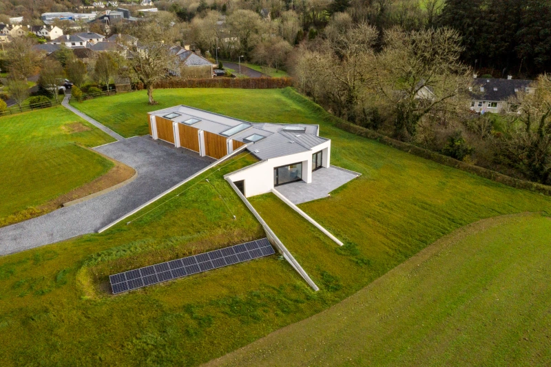 Passive House in slope with solar cells