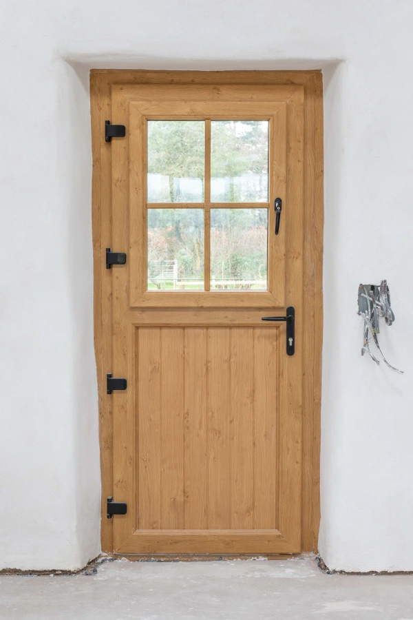 Door with curved detail by using Diasen Diathonite Thermactive and Argatherm.