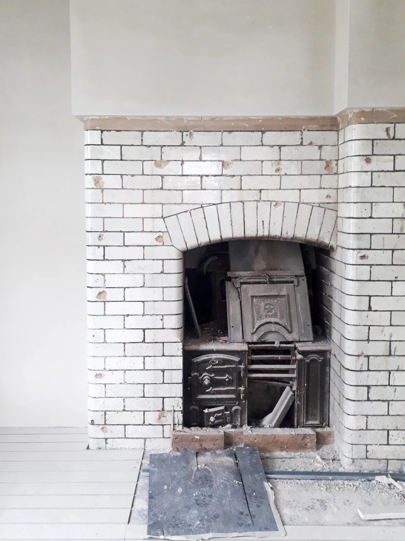 Calsitherm smooth finishing plaster around a fireplace