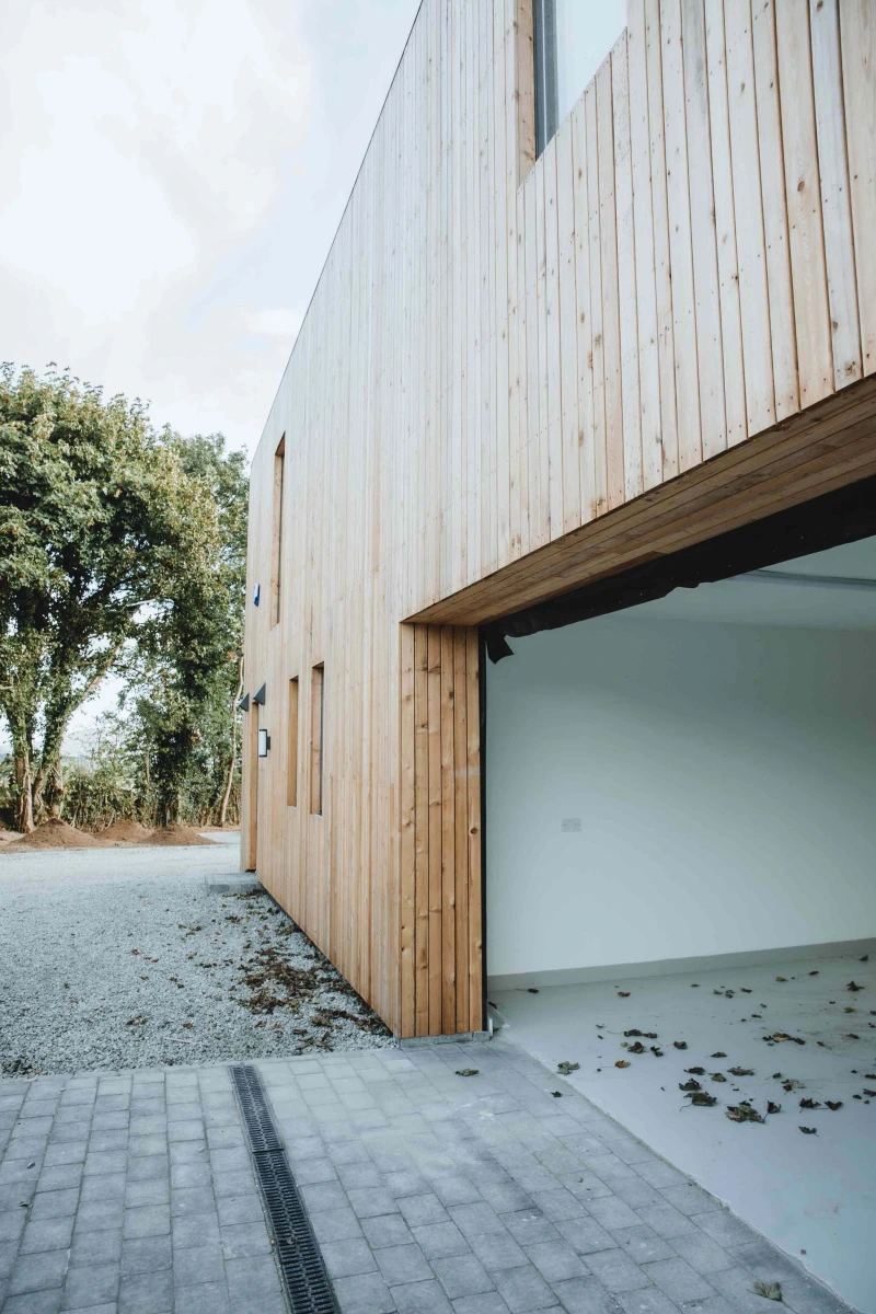 Large opening in the larch cladding for a garage